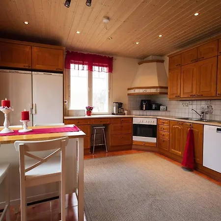 Spacious Detached House For A Larger Group Huvilat *