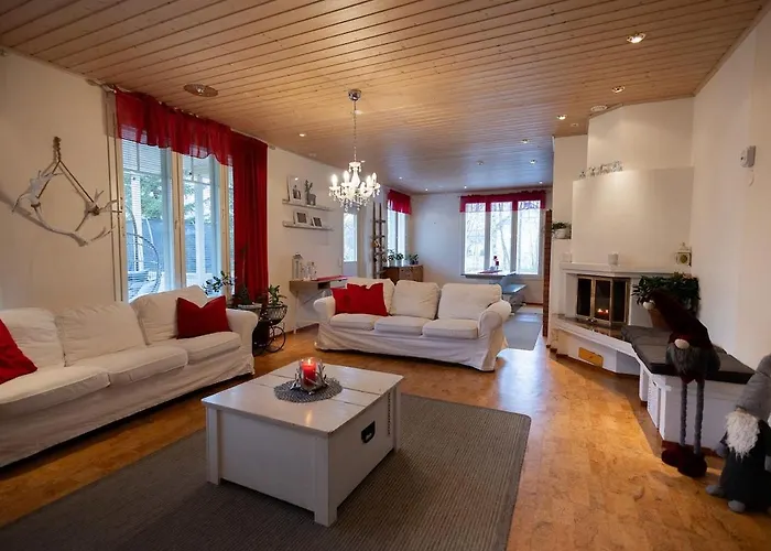 Spacious Detached House For A Larger Group וילה